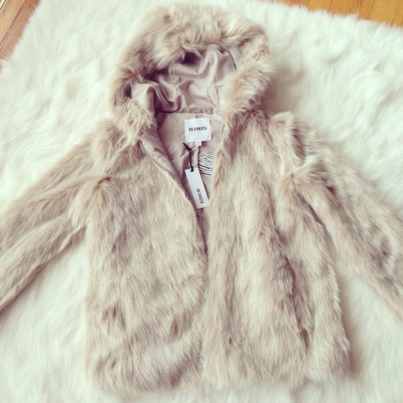 Faux fur soft jacket with giant hood - Picture 2 of 4